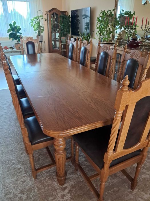 Stół dębowy z krzesłami