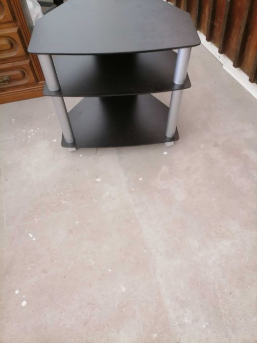 Mesa para T.V. em preto e prata.