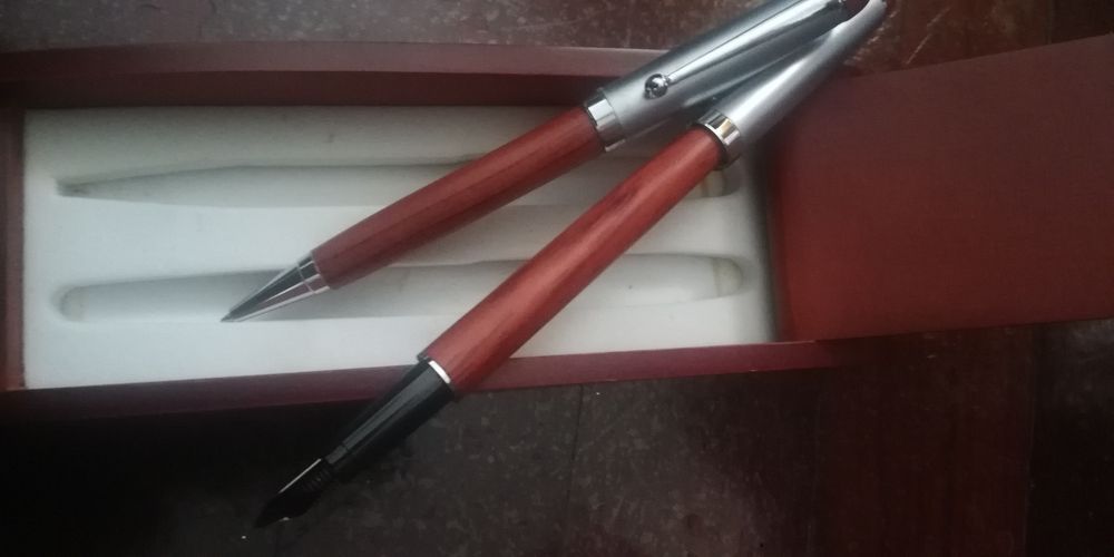Caixa com Duas canetas castanhas em Madeiras