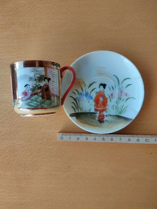 Conjunto de pequenos pratos em porcelana japonesa.