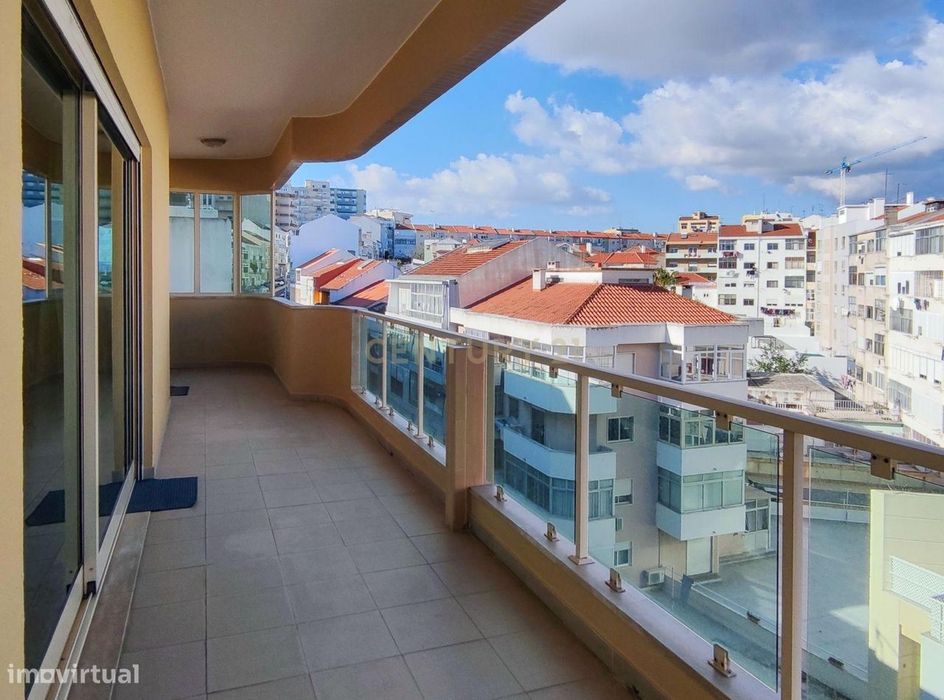 Amplo apartamento de 3 quartos com varandas panorâmicas em Almada, em