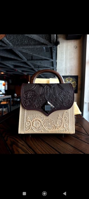 НОВАЯ кожаная сумка ручной работы с тиснением и деревянной ручкой