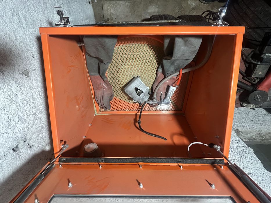 Cabine de jateamento profissional, pouco utilizada, com mesa de suporte incluída