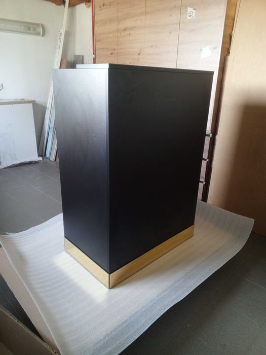 Recepcja kosmetyczna fryzjerska lada recepcyjna lamele biało złota