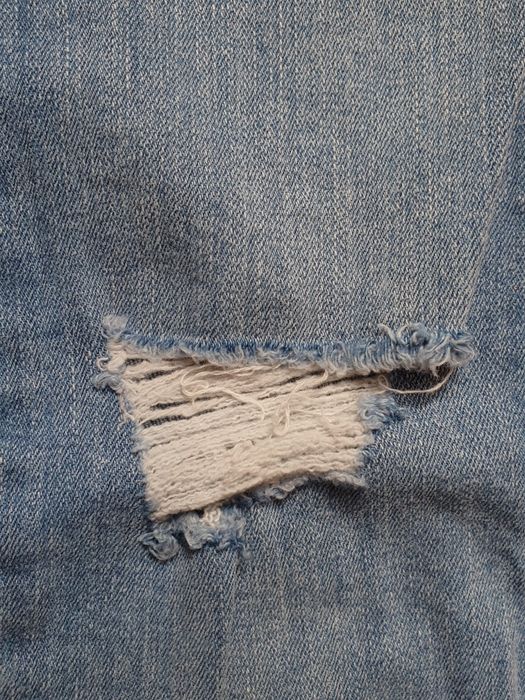 Jeansy skinny fit z przetarciami i lampasem