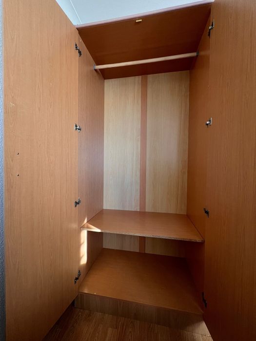 Armário de 4 portas em madeira – Muito espaçoso