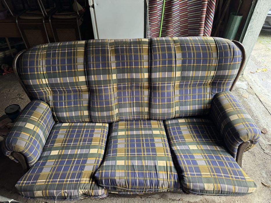 Endo jogo de sofas em bom estado, 2 sofas individuis e um grande de 3