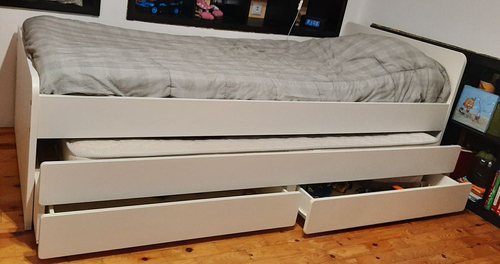 Cama de solteiro com gavetão e arrumação IKEA