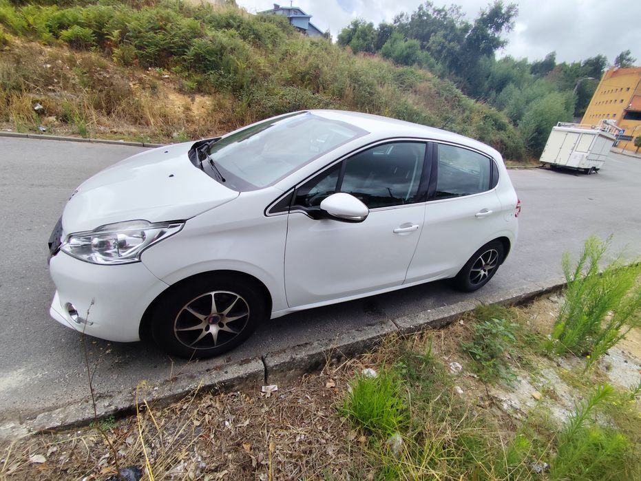 Peugeot 208 1.4 Hdi — photo 3