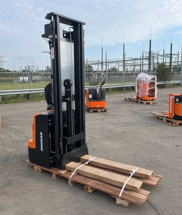 Електроштабелер 1,6 т DOOSAN BSL16N електричний