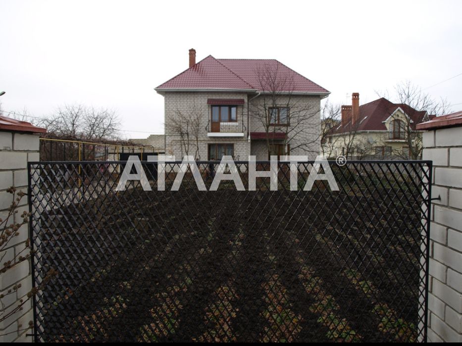 Хозяйский дом в Фонтанке в жилом состоянии. Застроенный район