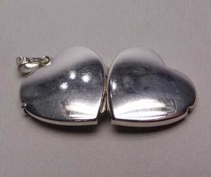 Srebrna zawieszka sekretnik serce