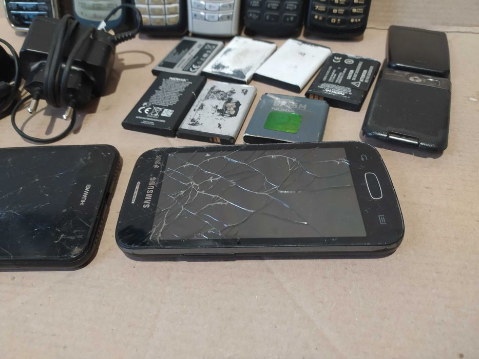 Кнопочный мобильный телефон всё вместе