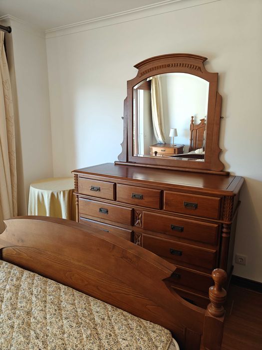 Mobiliário de quarto em madeira maciça