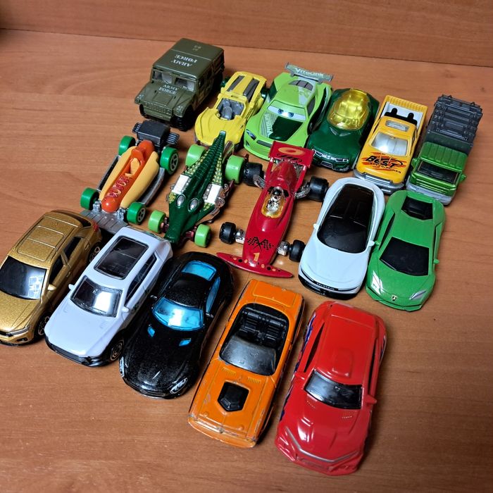 Маленькі машинки хот вілс