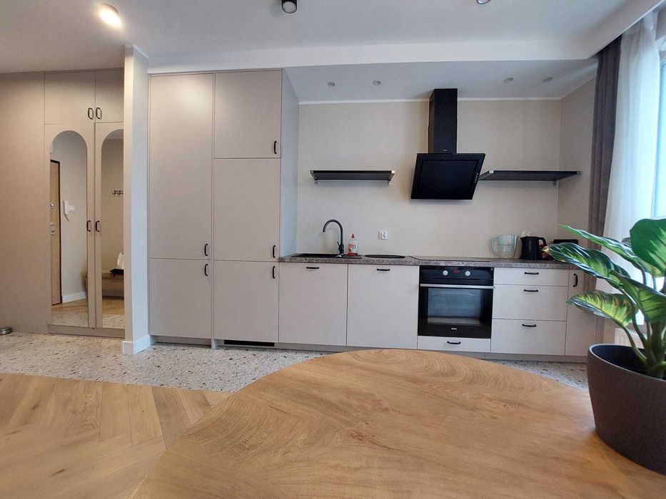 Ścisłe centrum, piękna kawalerka w apartamentowcu z 2022r. pow. 35m2.