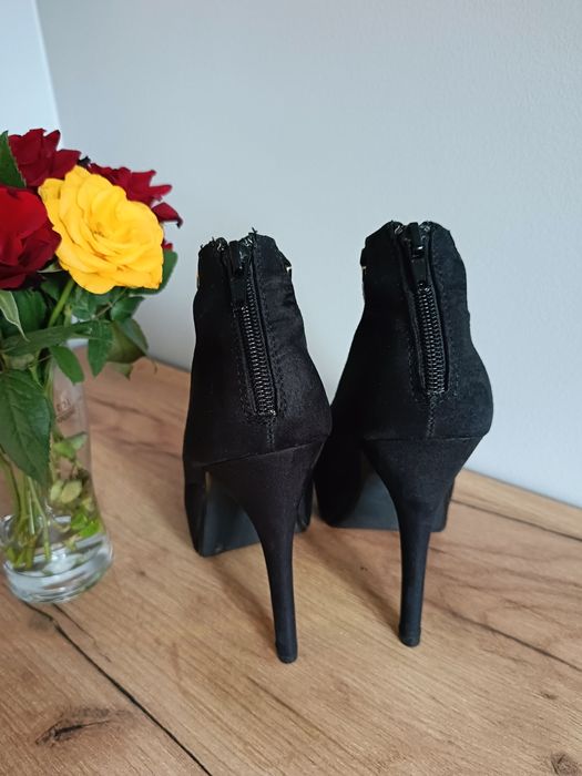 Czarne zamszowe szpilki ze srebrnym łańcuszkiem 38 new look