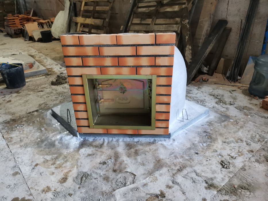 Forno de pão/pizzas a lenha com painel frontal e porta de fumeiro