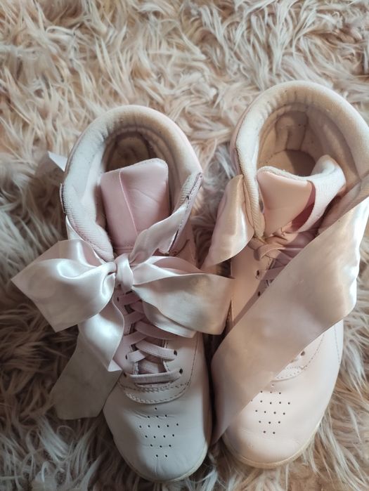 Buty sportowe damskie
