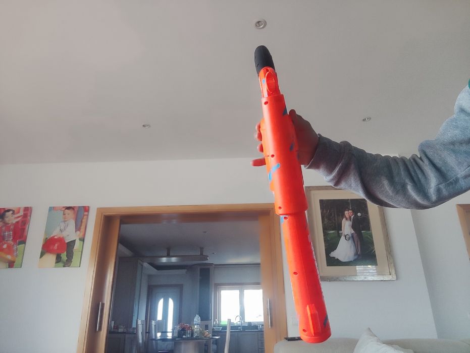 Pistola Nerf laranja com listas azuis