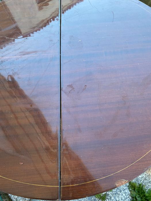 Mesa em mogno de sala de jantar redonda extensível com pés em latão