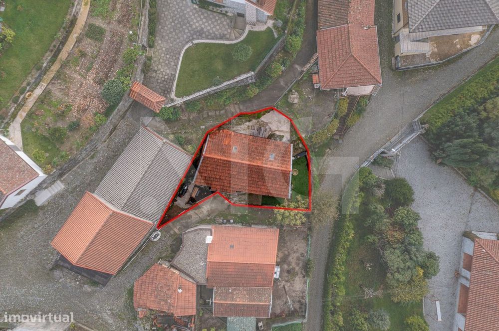Moradia de 2 Pisos - T1, Totalmente Remodelada, com Pátio em Fafe