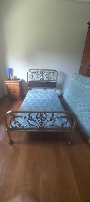 Cama de solteiro em latão.