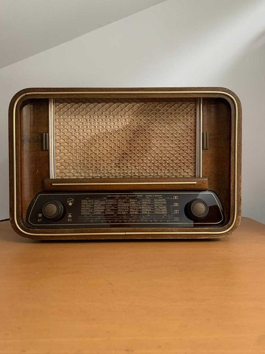 Rádio com caixa em madeira e tecido frontal original
