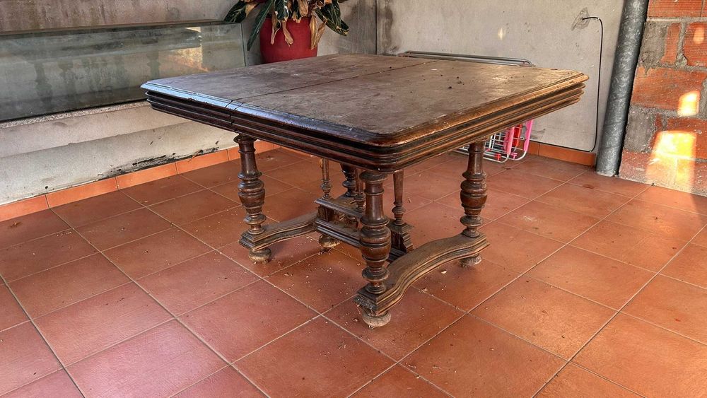 Mesa de Jantar em Castanho Maciço – Robusta e Elegante