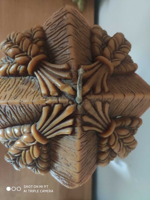 Stara rzeźbiona świeca