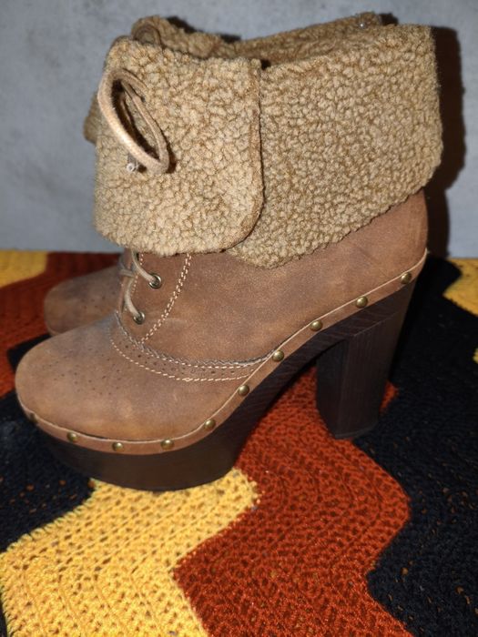 Botas com pêlo de volta