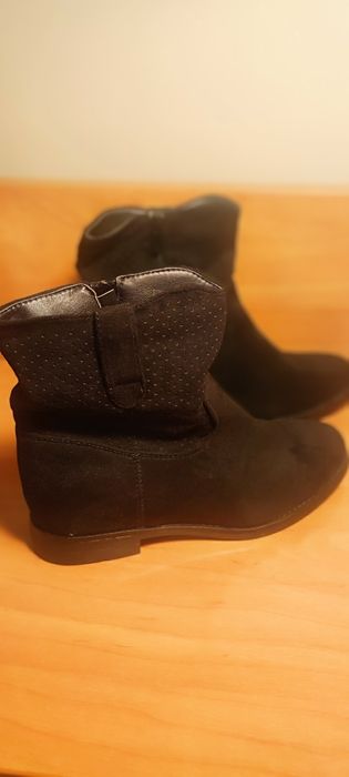 Botas pretas e castanhas. Novas