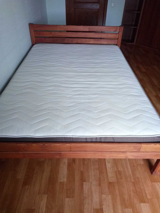 Продам кровать 200 на 140 с матрацом,почти новая,спали пару раз
