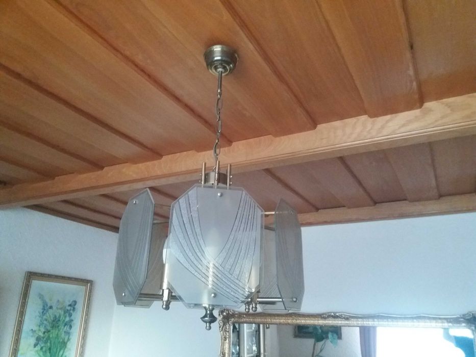 lampa wisząca zadbana z żarówkami