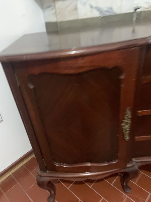 Louceiro antigo de cor castanho