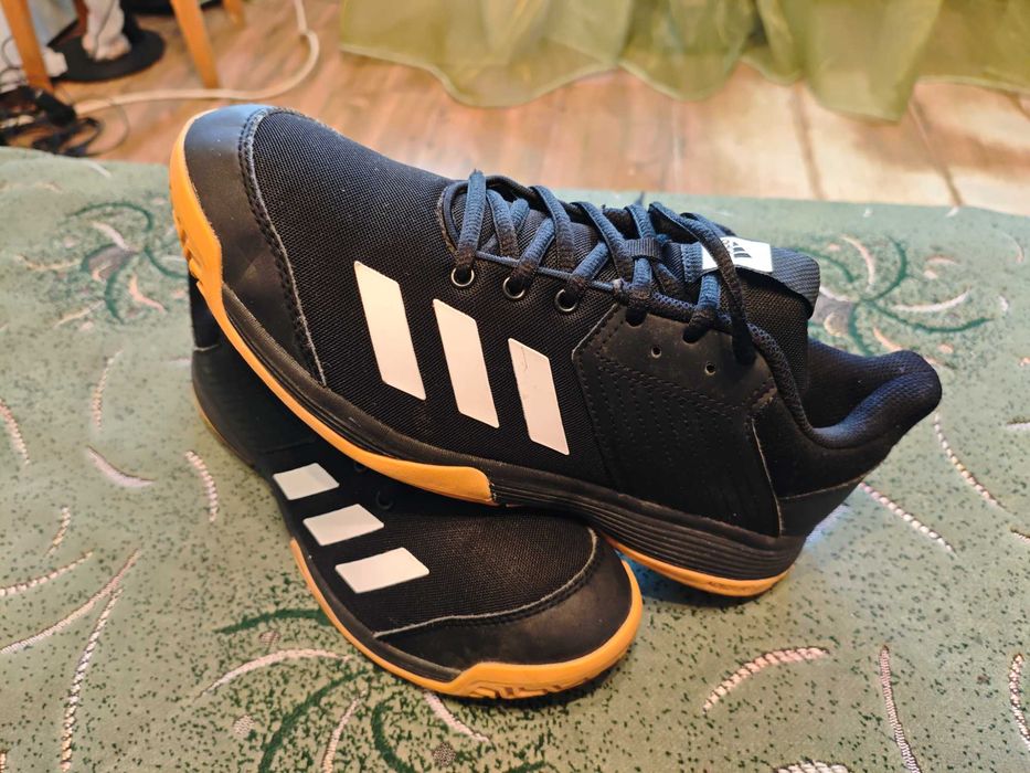 Кроссовки Adidas волейбол, гандбол оригинал размер-40 стелька-25см