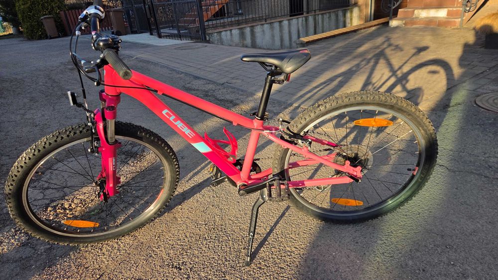 rower dziecięcy CUBE Acid Race 240 100% jak nowy amortyzator stopka różowy
