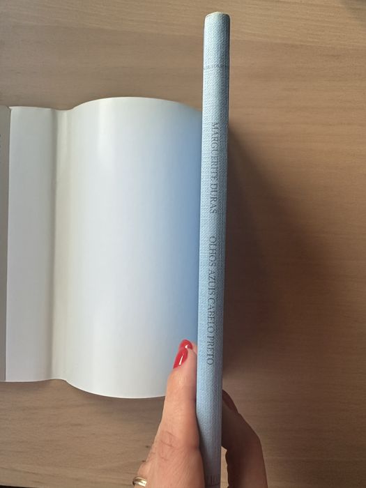 Livro “Olhos Azuis, Cabelo Preto” de Marguerite Duras