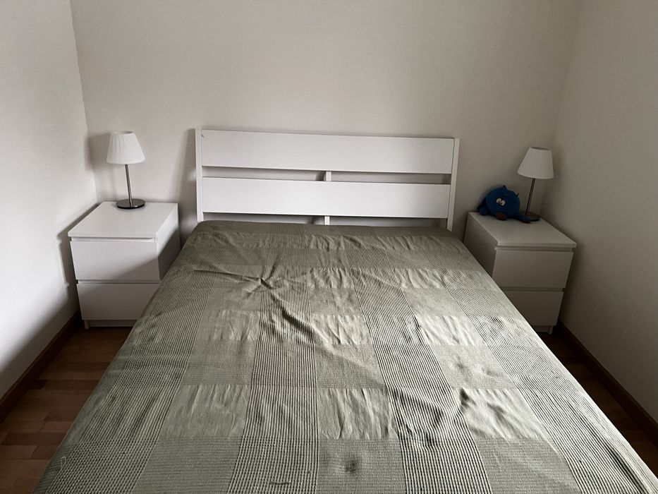 Cama, colção e mesas de cabeceira
