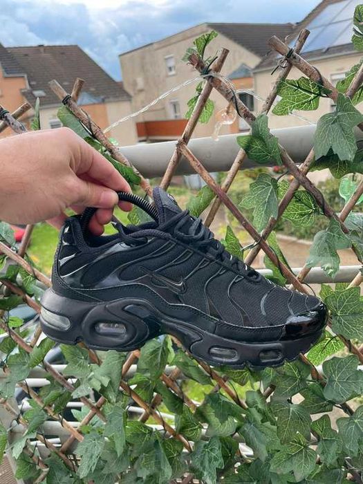 Stealthy Sophistication Nike Air Max Plus TN Black Edition 40