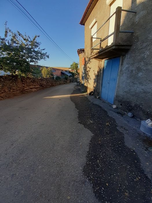 Vende-se Casa com anexos no concelho de Mogadouro.