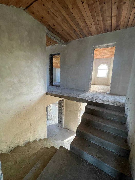 Продаж будинку 200 м² / 12 соток / гараж