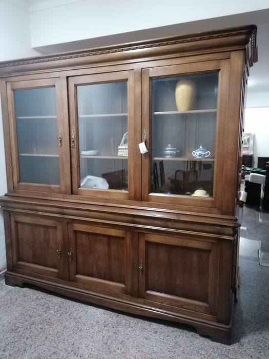 Móvel em Carvalho. Indicado para sala de jantar.