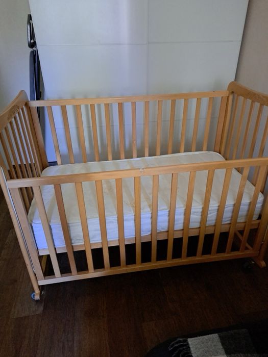 Деревянная детская кроватка