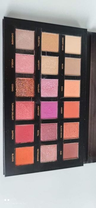 Paleta cieni Desert Dusk marki Huda Beauty
