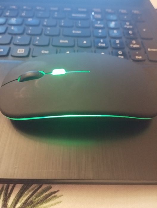Myszka bezprzewodowa podświetlana.
