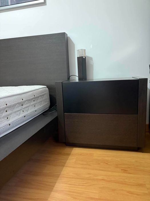 Cama de casal com mesas de cabeceira