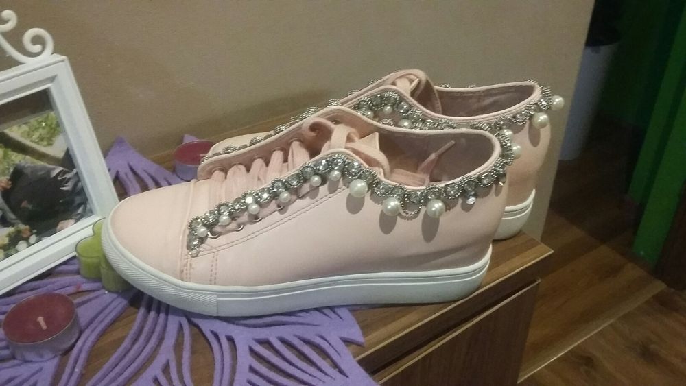 Buty na koturnie pudrowy roz koraliki