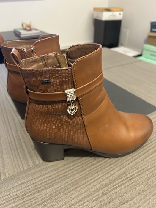 Botins castanhos claro com salto