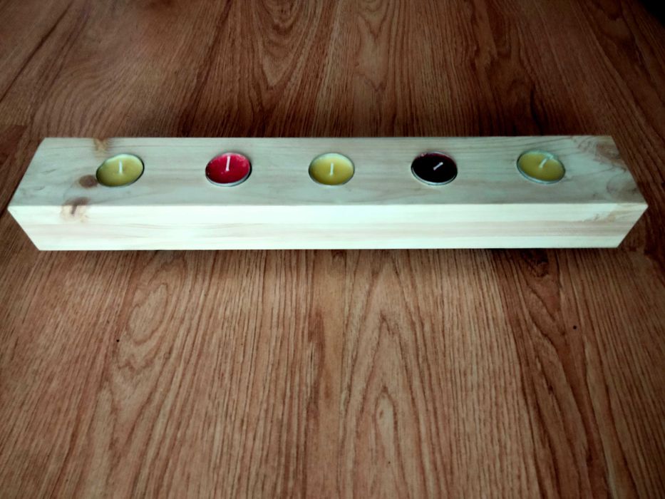 Świecznik drewniany.